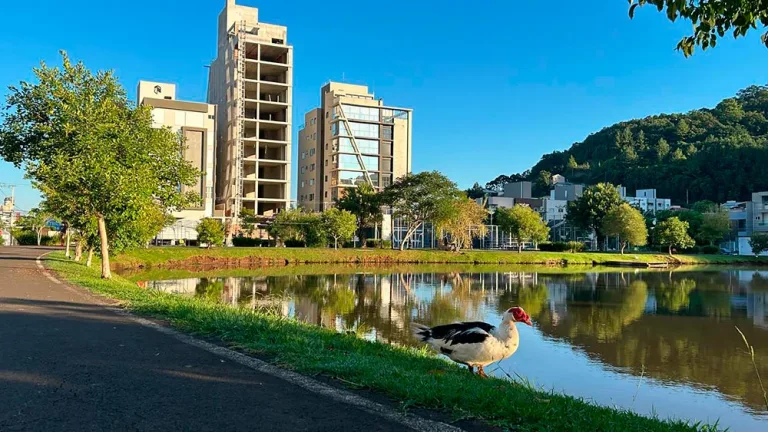 Rafael Greca conhece projeto de novo parque ambiental