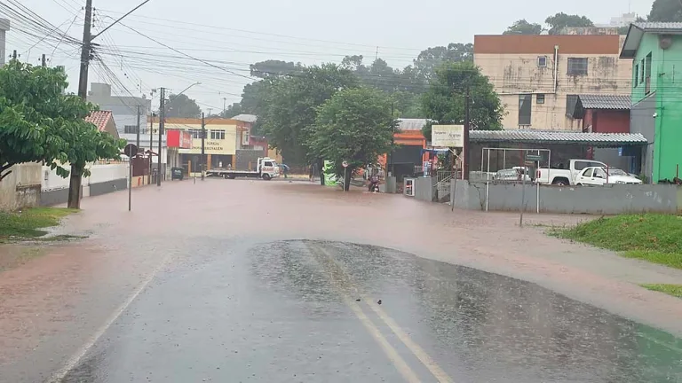Excesso de chuvas alagam ruas em Pato Branco
