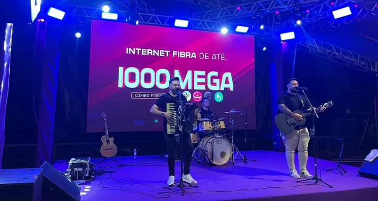 Colaboradores da Ampernet animam público da Praça Gastronômica