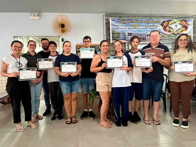 Colégio Monteiro Lobato homenageia estudantes premiados na OBMEP