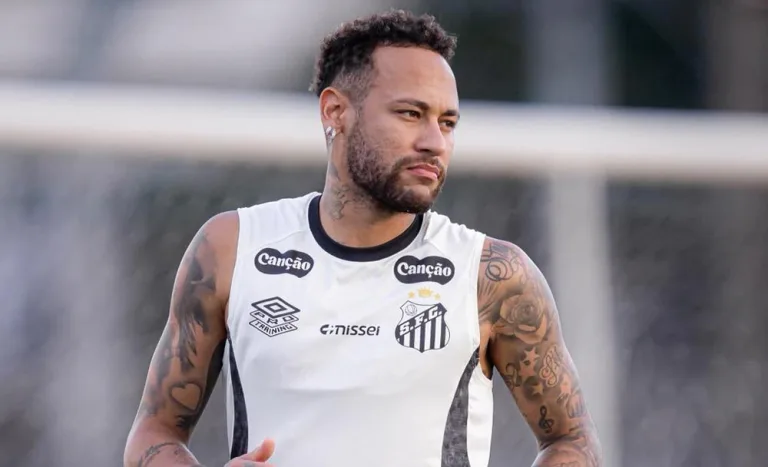 Neymar volta a treinar enquanto ouve coro por seu nome na seleção