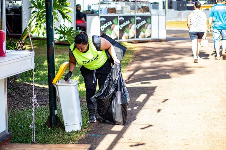 Equipes de limpeza começam às 4h e recolhem duas caçambas de lixo