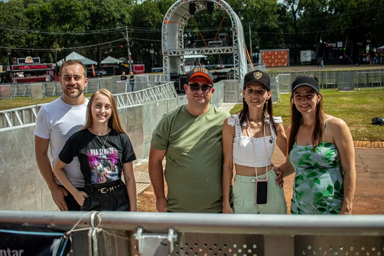 Fãs de Gusttavo Lima enfrentam sol e espera para ver o cantor na Expobel