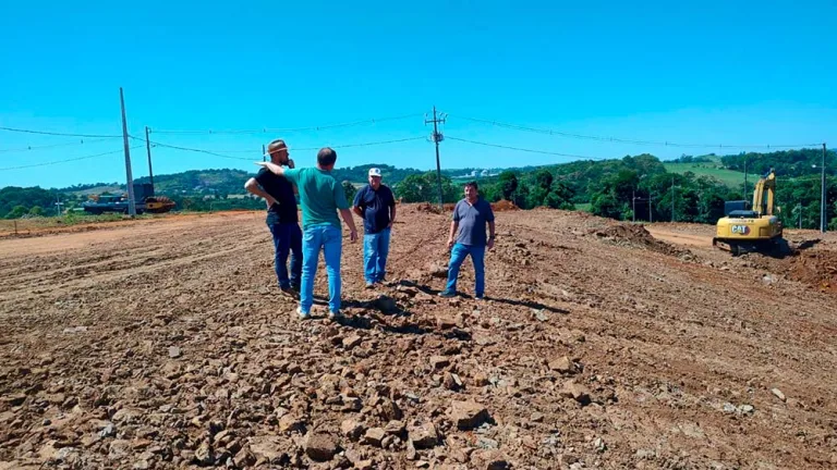 Boni acompanha preparação para construção de moradias e asfalto
