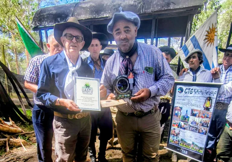 Centelha da Chama Crioula Paixão Côrtes é entregue a entidades do Uruguai