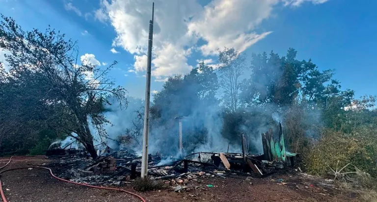 Família precisa de ajuda na reconstrução da casa depois de incêndio