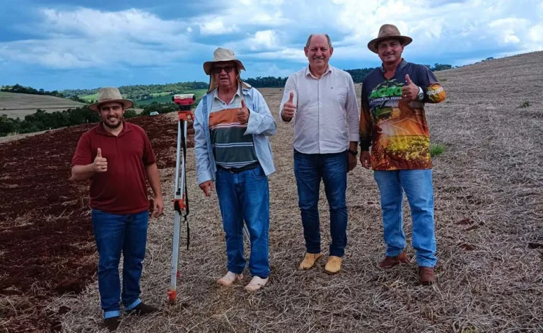 Prefeito Dirceu vistoria obras de conservação de solos