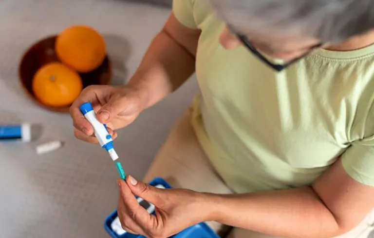 Uso de canetas emagrecedoras por idosos acende alerta nas autoridades