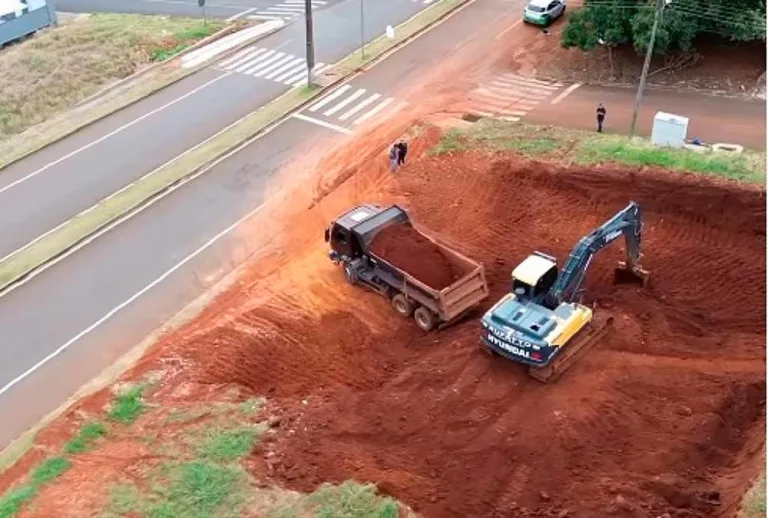 Começou a terraplenagem da Escola Tia Anastácia