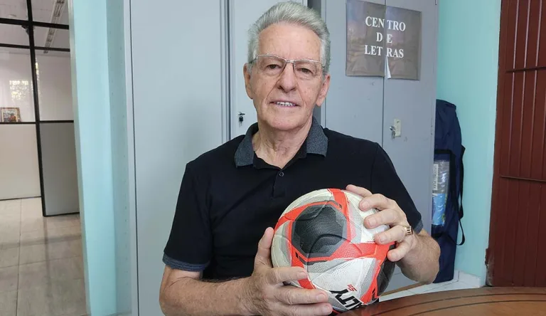 Pedro Pereira muda para a praia, e aos 77 anos, segue jogando futebol
