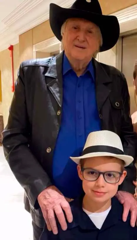 Menino de Ampere realiza sonho de conhecer e cantar com Sérgio Reis