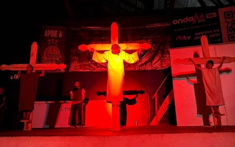 Grupo de jovens vai apresentar Paixão de Cristo no ginásio Sarará