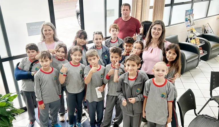 Alunos da Escola Irmã Neli, de Bom Sucesso do Sul, visitam o JdeB