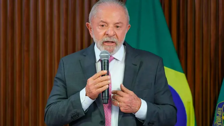 Lula promete regulamentação da internet
