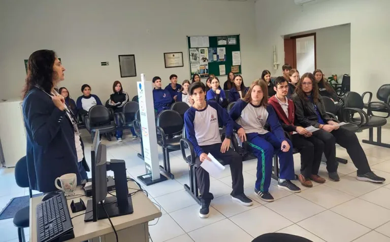 Marmeleiro mobiliza jovens para fazer o título eleitoral