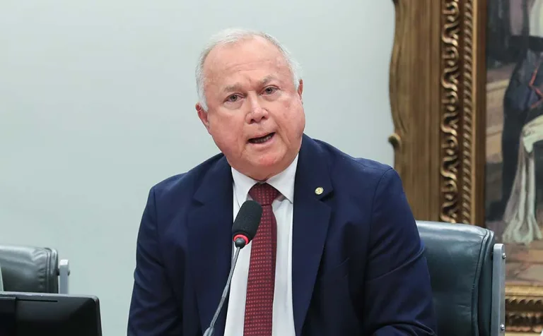 CCJ admite votar propostas do fim do 6×1