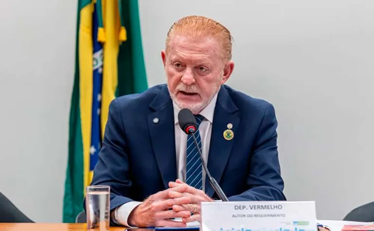 Vermelho propõe debate sobre retomada do Pert na Câmara