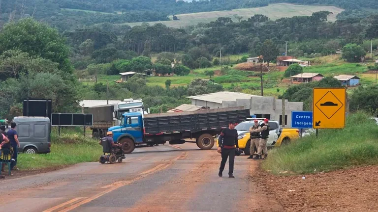 Trânsito liberado na PR-281; índios e governo fazem acordo