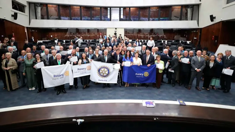 Assembleia celebra o Dia do Rotariano Paranaense com homenagens