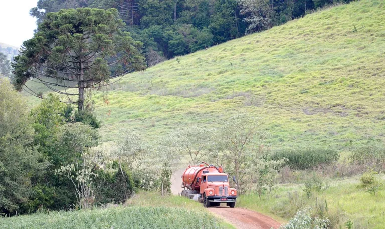 Estiagem em Beltrão aumenta uso de caminhão-pipa