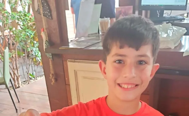 Menino de 9 anos reúne tampinhas de garrafas PET