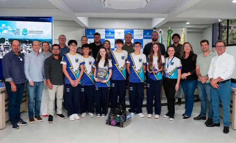 Equipe de robótica do Sesi é homenageada pela Câmara