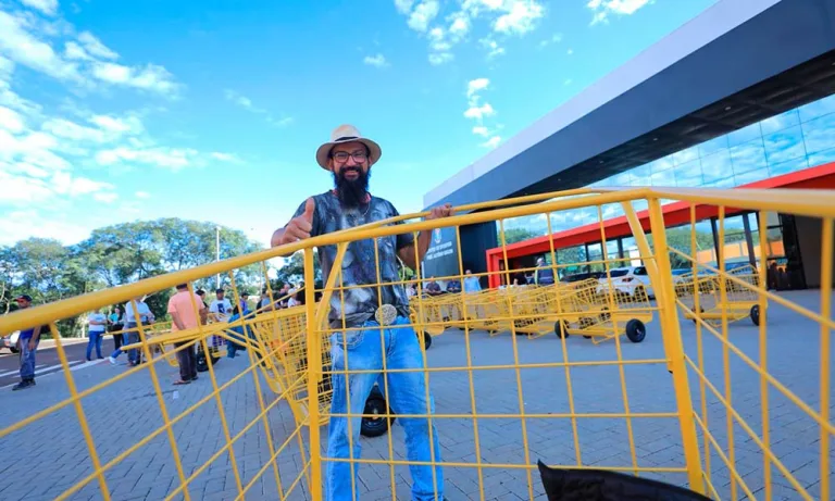 Catadores de materiais recicláveis recebem doação de novos carrinhos