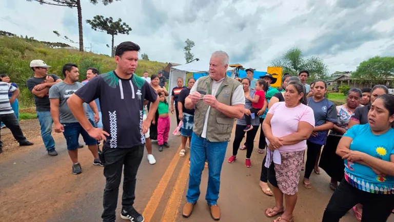 Índios trancam estrada em Mangueirinha