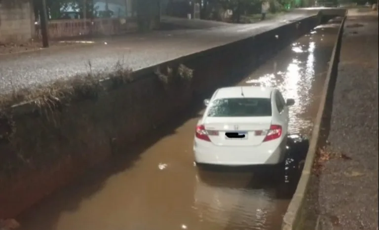 GPS “joga” Civic pra dentro de córrego em Realeza