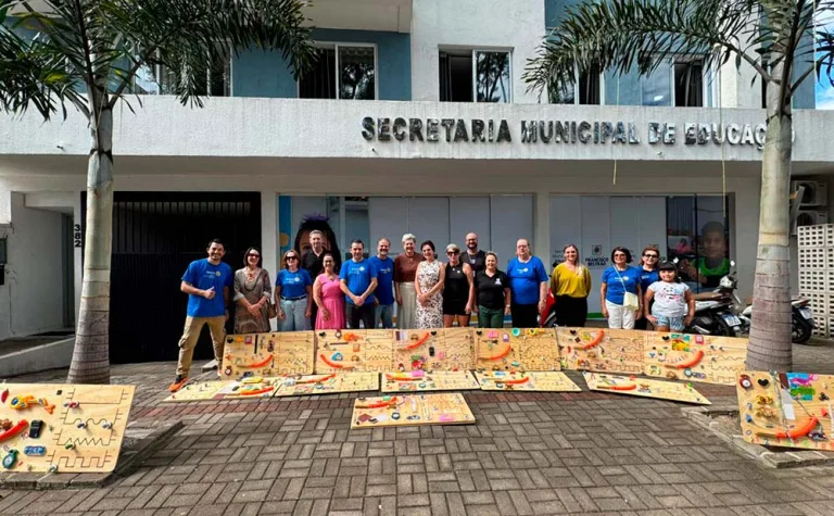 Rotary Alvorada doa painéis sensoriais para alunos autistas