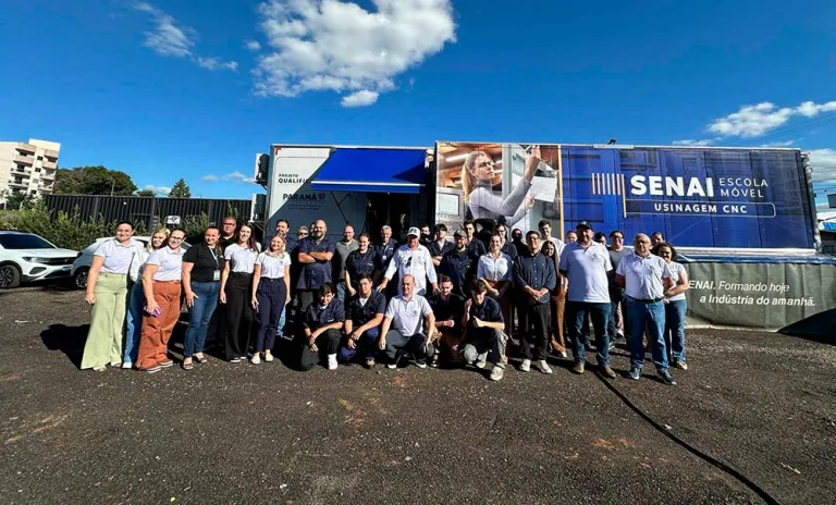 Escola Móvel do Senai começou o curso de usinagem para muitos alunos jovens