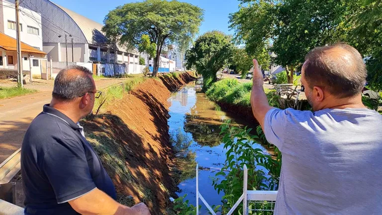 Dragagem no Lonqueador retira cerca de 30 mil m³ de lama, mato e lixo