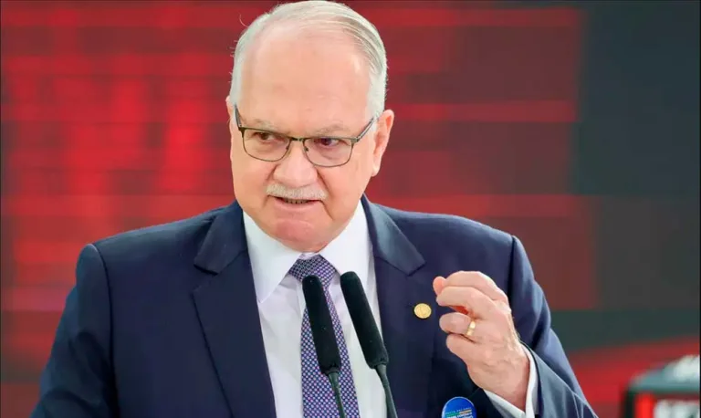 “Estamos imersos em uma crise”, admite Edson Fachin