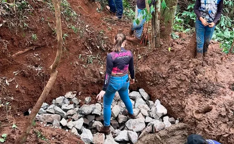 Alunos de Agronomia da Unisep preparam proteção de nascentes