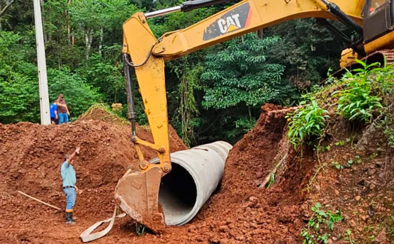 Troca de bueiro amplia vazão de água no Jacutinga