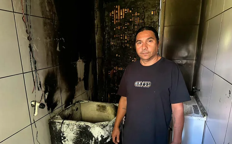 Morador pede ajuda para reconstruir casa após incêndio