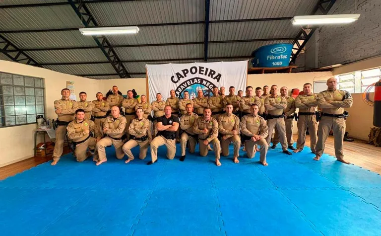 PMs têm instrução de defesa pessoal com soldado Daka