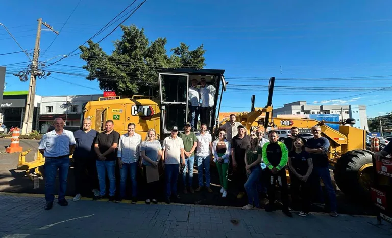 Entrega de motoniveladora reforça infraestrutura em DV