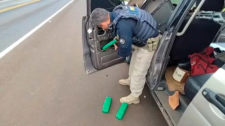 PRF apreende mais de 100 quilos de maconha escondidos em van