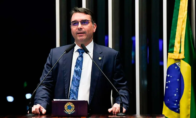 Flavio Bolsonaro critica propostas do governo