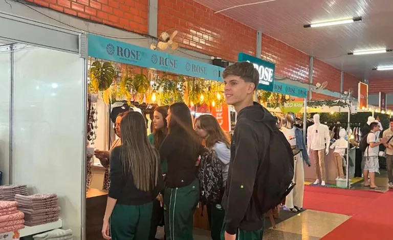 Alunos do Colégio Cecília Meireles fazem visita técnica à Expoamp