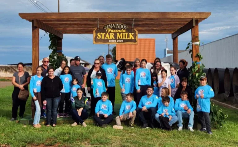 Crianças do Clube da Bezerra conhecem fazenda de leite