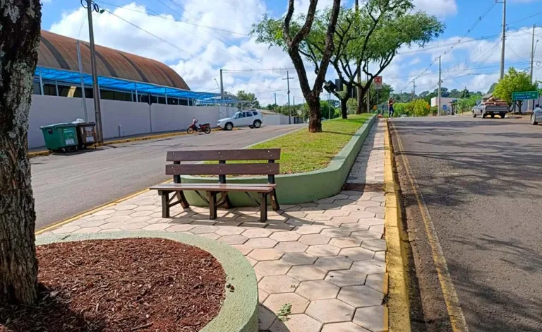 Marmeleiro revitaliza canteiros na Avenida Alvorada