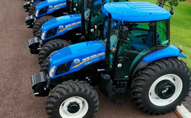 Prefeitura recebe oito tratores