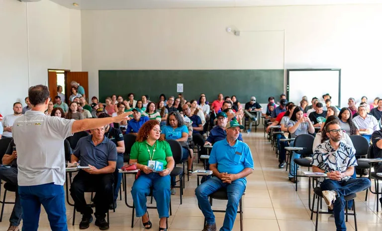 Núcleos da Itaipu promovem oficinas de segurança digital para idosos