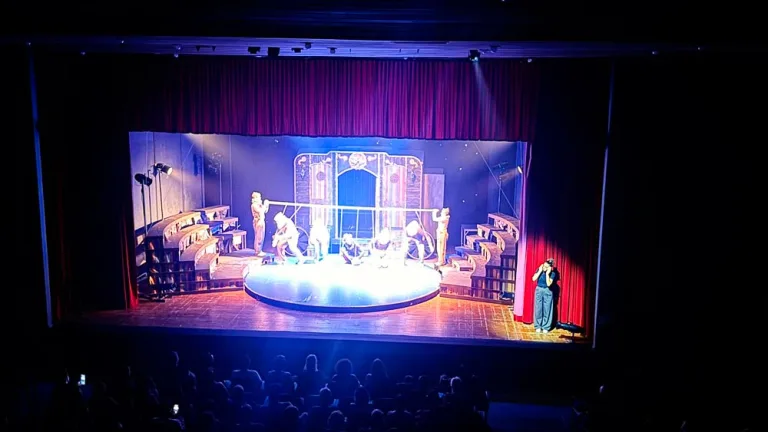 Teatro lotado, emoção e muitos aplausos para o espetáculo GAG